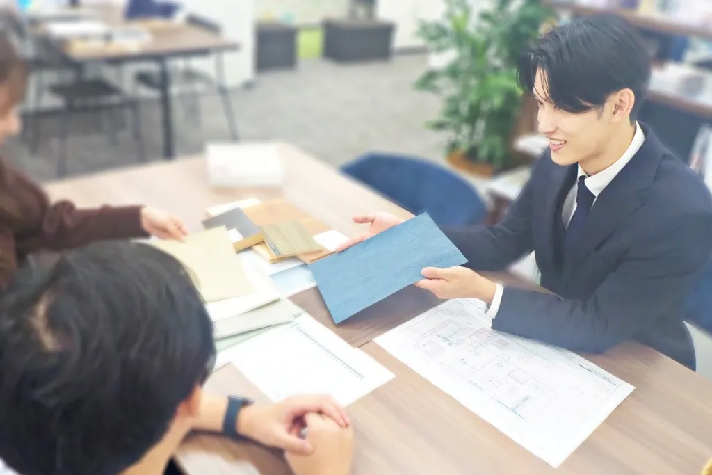 資料を説明する男性スタッフ