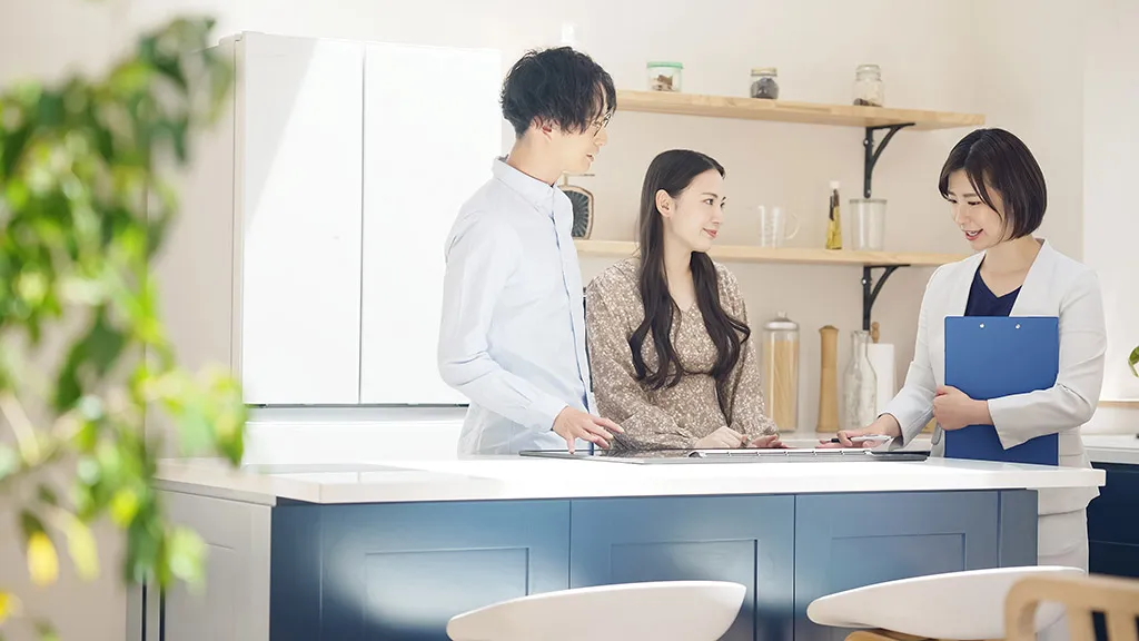 内見で説明を受ける夫婦