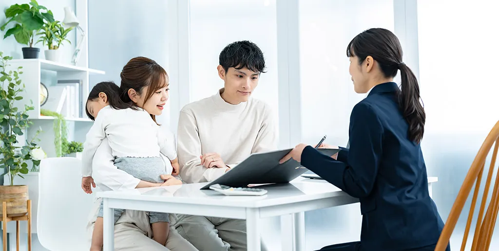 説明を受ける夫婦