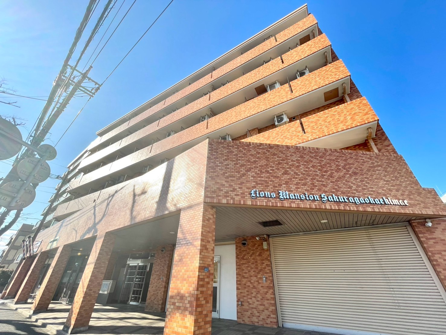 角地にたつ陽当たり良好なマンションです。