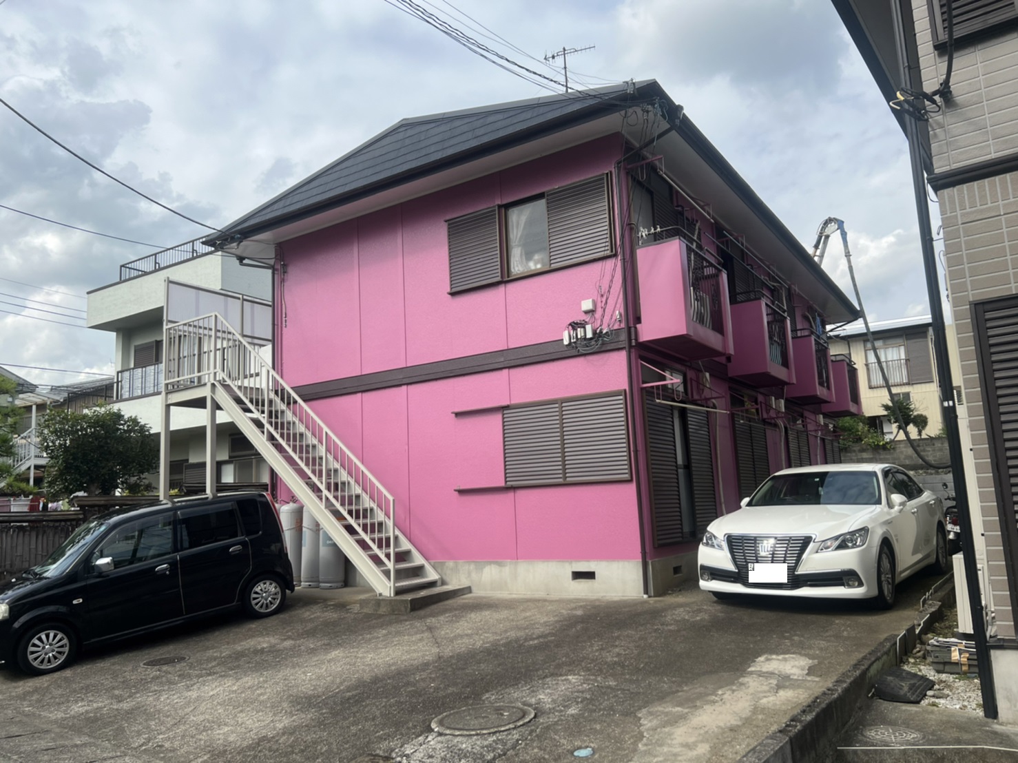 明るく目を引く外観です