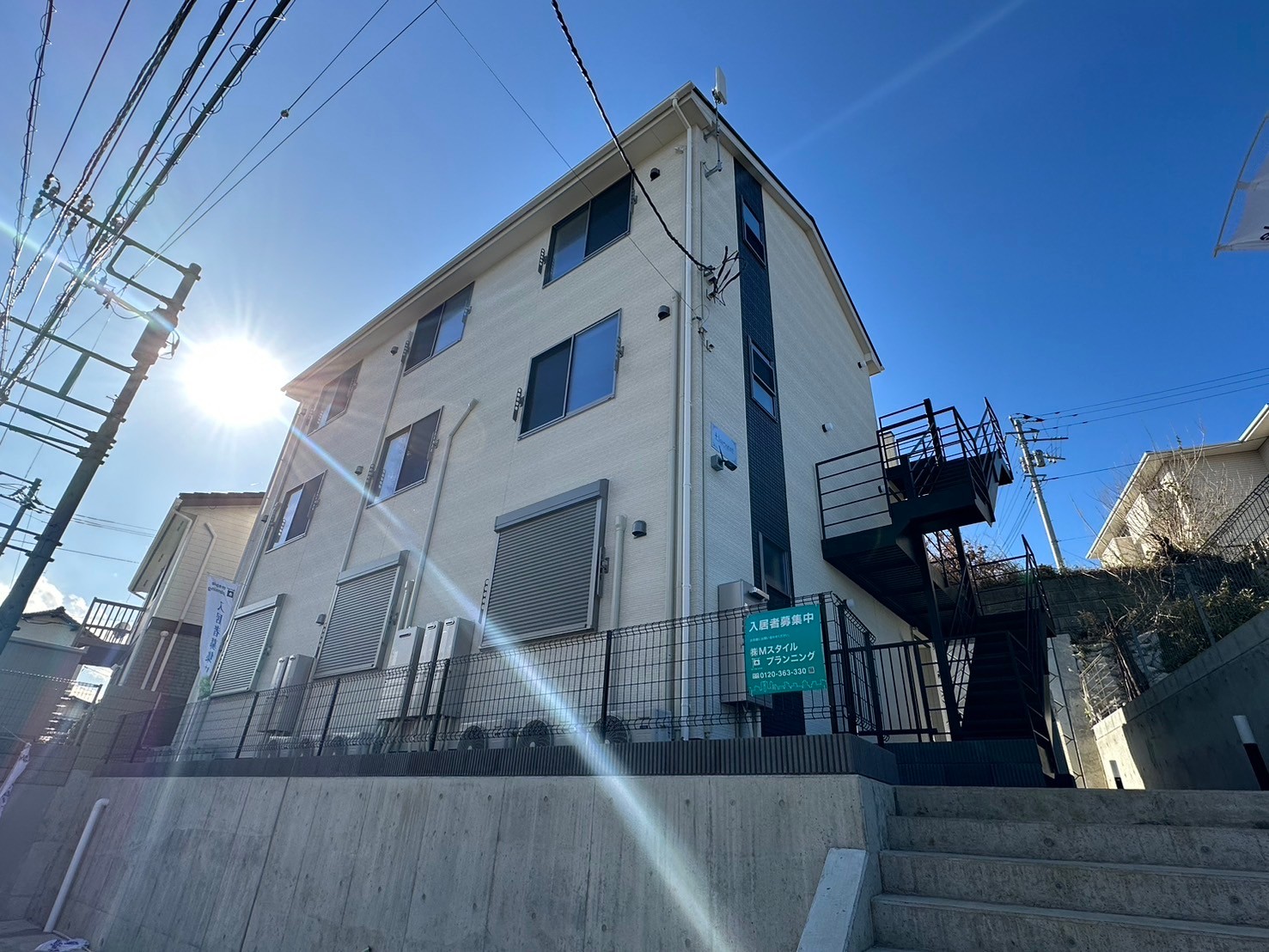 落ち着いた色合いの外観です☆陽当たり良好なこちらの物件『Harvest(ハーヴェスト)』は小田急小田原線「東海大学前駅」より徒歩8分の立地です