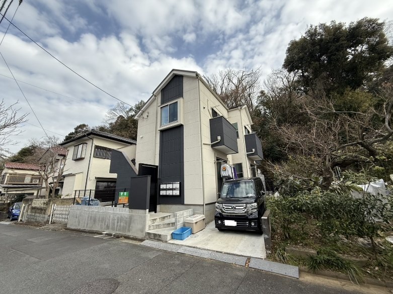 小田急小田原線「生田駅」より徒歩12分の立地♪築浅物件の『D・Sコート生田』は落ち着いた色合いの外観です