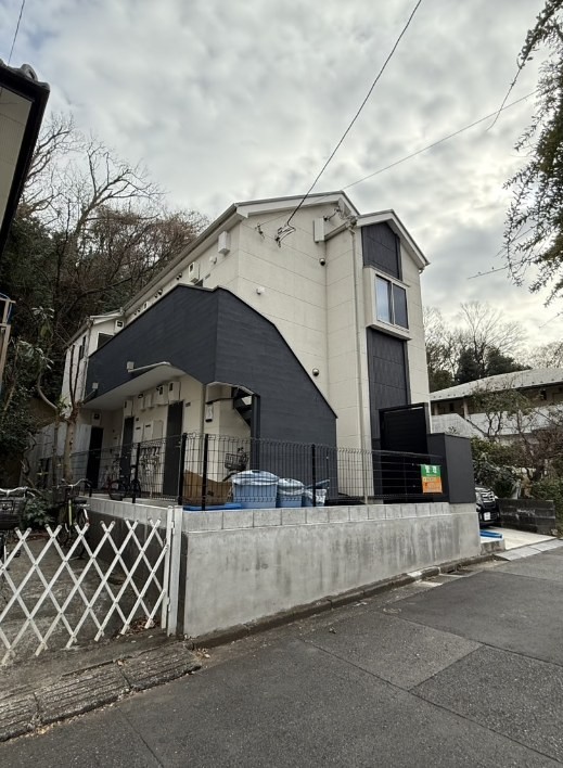 小田急小田原線「生田駅」より徒歩12分の立地♪築浅物件の『D・Sコート生田』は落ち着いた色合いの外観です