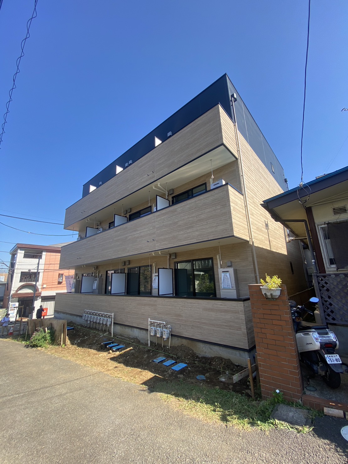 外観もキレイな2023年11月完成の築浅物件『KEED NO MORI 3』は、小田急小田原線「東海大学前駅」より徒歩2分の好立地です☆