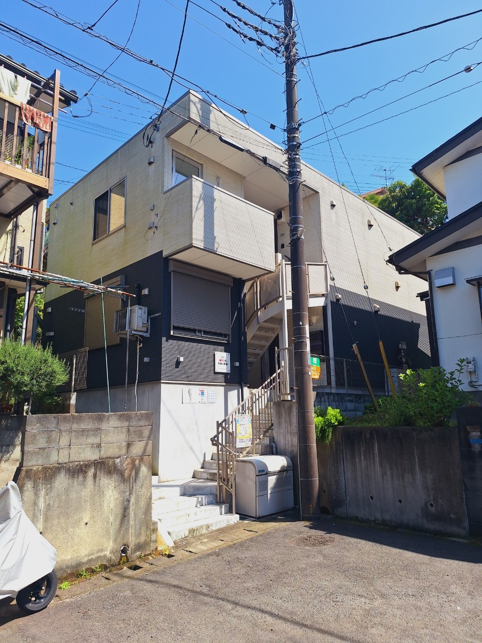 小田急小田原線「東海大学前駅」より徒歩5分の好立地の物件です☆ 建物の外観はこのようになっております