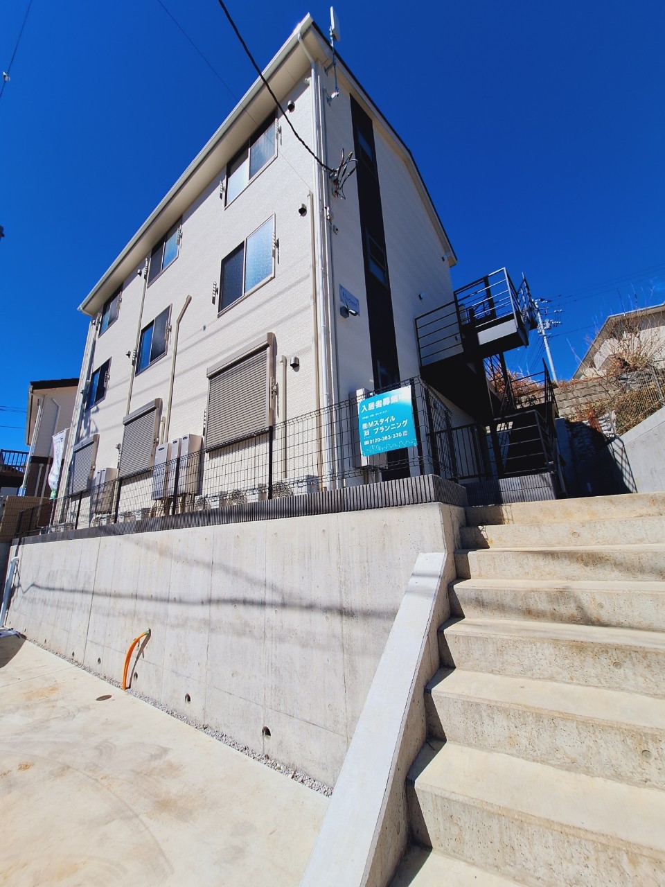 落ち着いた色合いの外観です☆陽当たり良好なこちらの物件『Harvest(ハーヴェスト)』は小田急小田原線「東海大学前駅」より徒歩8分の立地です