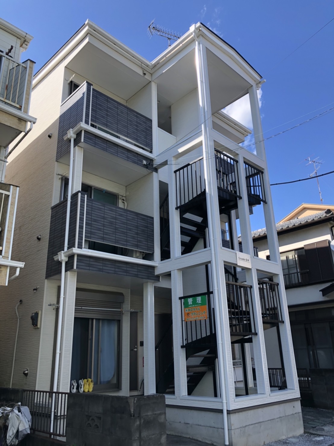 落ち着いた色合いの外観です